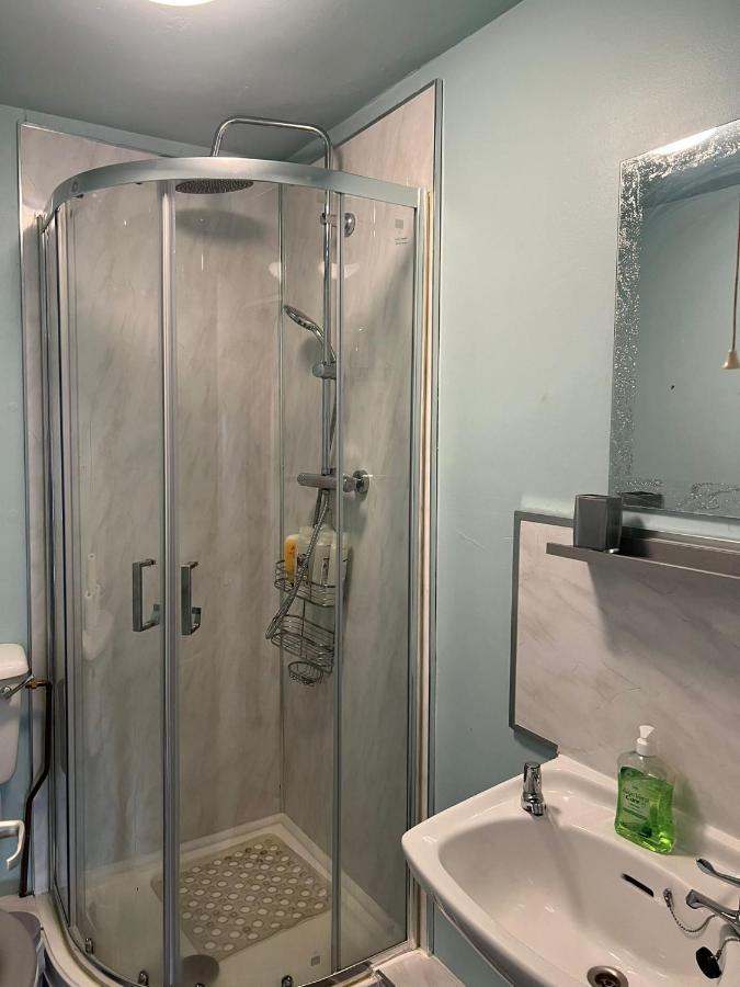 Topzy-turvy - 1 Bedroom Apartment *