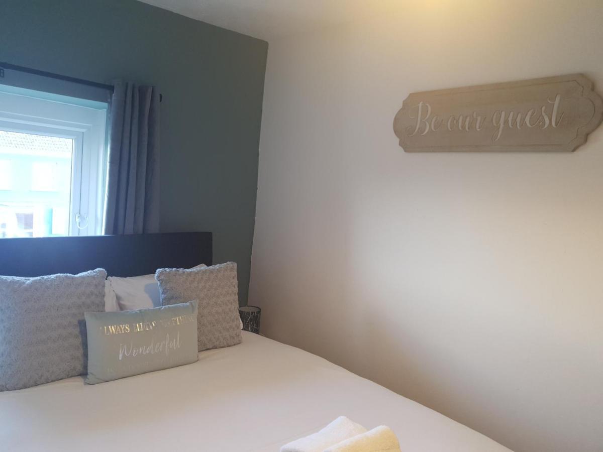 Topzy-turvy - 1 Bedroom * Swansea